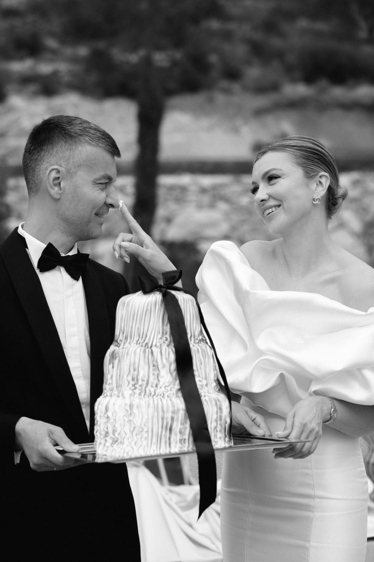 Novios con tarta de boda editorial